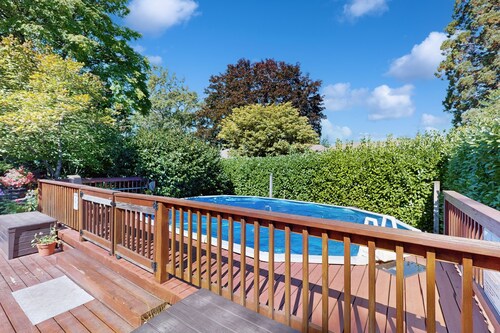 Tranquil, walkable home with seasonal pool, beautiful gardens & 2 patios