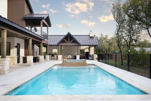 Near Frio~Free Golf~Pool~Hot tub~Two Kitchens~For 30