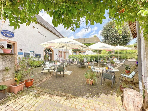 Erdgeschosswohnung mit Luxusbett und Terrasse