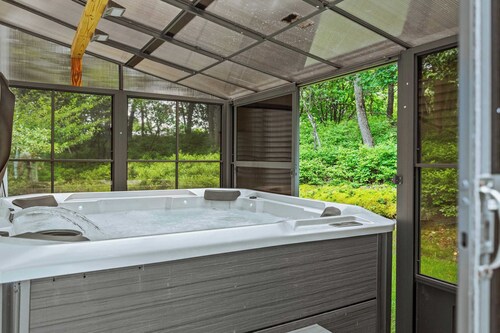Inn the Poconos by Avantstay Private Lake Access Enclosed Hot Tub