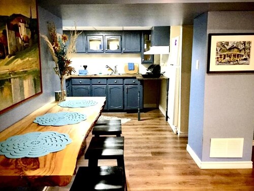 CHARMING BASEMENT APARTMENT MINUTES FROM DOWNTOWN, LITTLE LAKE, AND AMENITIES
