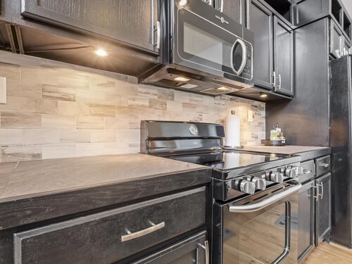 15 min to Asheville, Mountain Views, Fire Pit, Modern 4BR/3.5BTH, Pets welcome