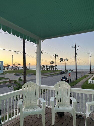 Galveston Beach Getaway: 2BR Unit, Essentials & Attractions Nearby! Sleeps 6