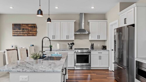 Lakeside Serenity by Avantstay Lakefront, Newly Built, Deck w/ Views!