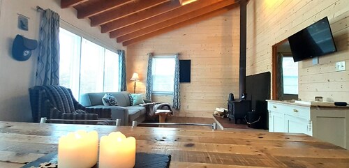 Cozy cottage, private 1-acre lot, lakefront, less than 1 hour from St. John's.