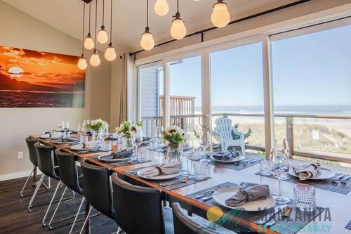 Beach Front, Large home with hot tub, sleeps 15, great property!