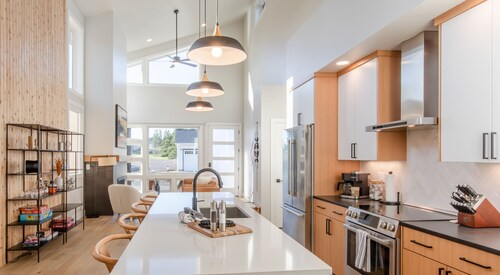 Stunning new modern design, 5 min walk to town, dog friendly, no pet fees, EV Charger