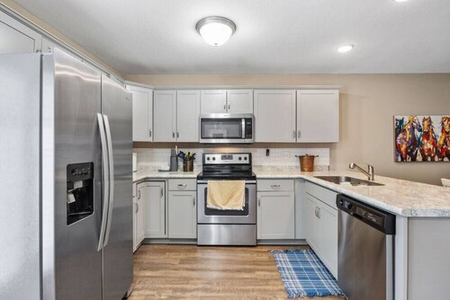 Gov`s Getaway| Cozy 2 BR Near I24 & King Bed