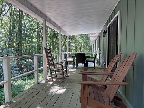 Rock Ridge Base Camp @ DuPont - 6.5 acres, sleeps 5, ride from the house