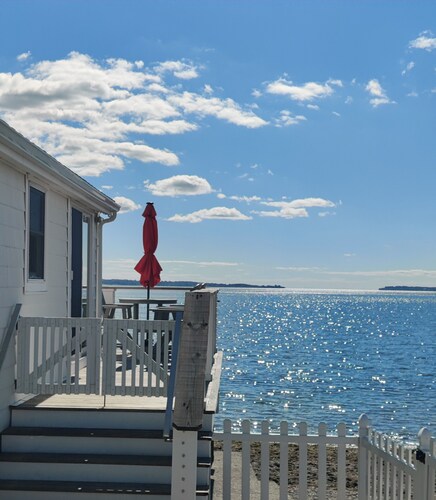 Private Beachfront Cottage in Portsmouth, RI