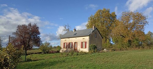 MORVAN.Jolie maison entièrement rénovée.Ideal familles(3ch)Grand terrain.Vue.