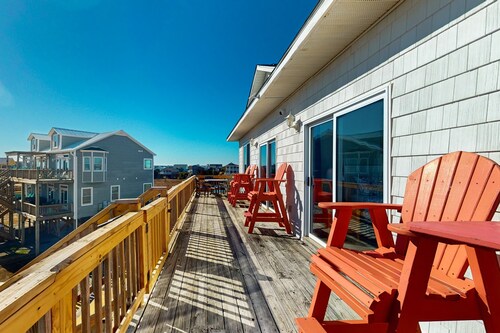 Secluded, updated, dog-friendly beach house with 360-water views, balconies & AC