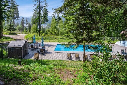 Festive Availability! Home in Ptarmigan Village! Hot Tub! Community Pool Access!