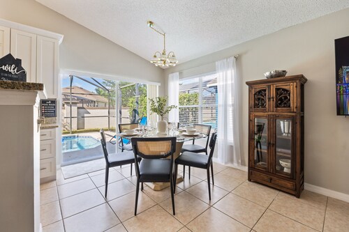 Cozy Home by a Golf Course with pool and 20 min from Disney, not party property