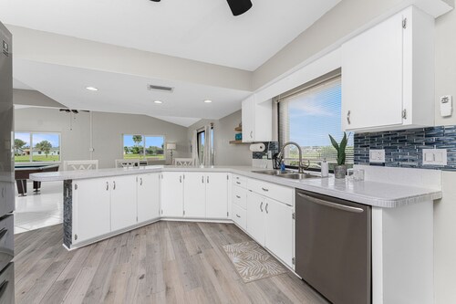 The Cozy Coconut~2Bd~2Ba~PRIVATE POOL~GOLF COURSE VIEW~NEARBY BEACHES