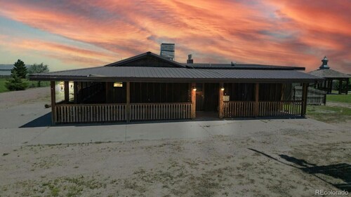 Comfy, quiet rustic lodge with game room, bar, dining room & full XL kitchen