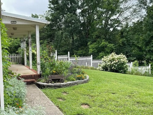 3BR/2BA Rural Middle TN home w Workspace & View, Sleeps 11
