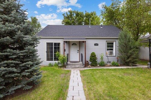 Rustic Cottage Cozy & Charming