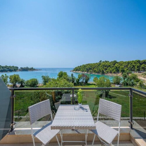 Villa Cedar - Fully Equipped Villa With 4 big Rooms for 8 Guests and a Seaview