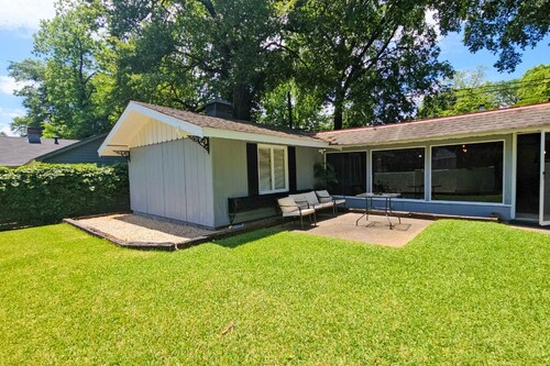 Stylish & Serene Bungalow - 2BR - Fireplace - Backyard