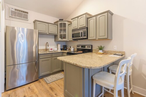 Arrowhead #4 - Walking distance to downtown Saugatuck, Updated studio