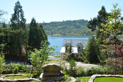 This house is a 3 bedroom(s), 3 bathrooms, located in Bass Lake, CA.