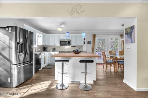 5 mins to beach, golf cart & fenced in yard. Pet-friendly!