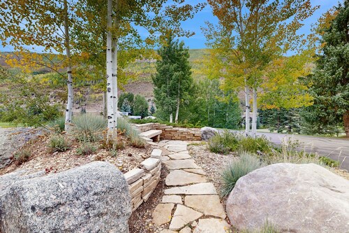 Bright mtn-view condo with hot tub, game room, pool, balcony, grill, fireplace