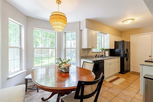 Stylish 3BR home w/King Bed, backyard & Fire pit