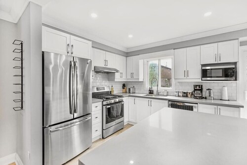 3BR Pickering Retreat with BBQ & Patio Delight
