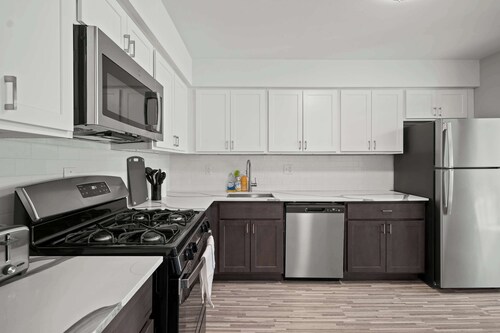 Stylish & Modern Unit Prime Location & Comfort