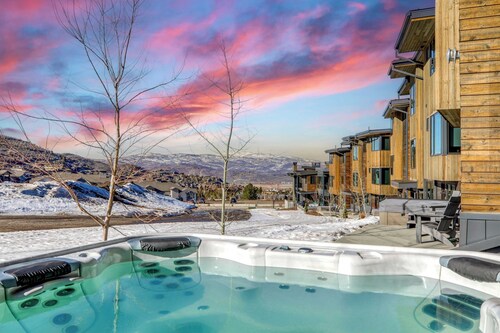 The Ridge at Canyons Village by Avantstay Stunning Ski In/out Condo w/ Hot Tub