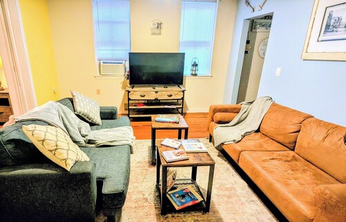 Relaxing Rustic Oasis - 6 min walk to Downtown! Cyclist Welcomed & Pet friendly!