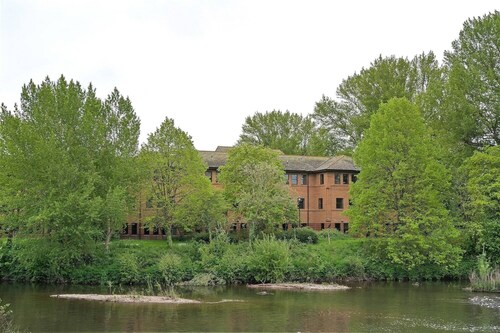 Modern Apartment, Private Parking, Central Taunton