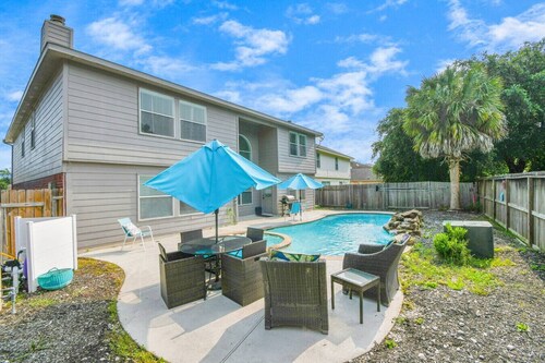 Magnificent 6-BR w Pool & Spa 25 Mins Downtown LT