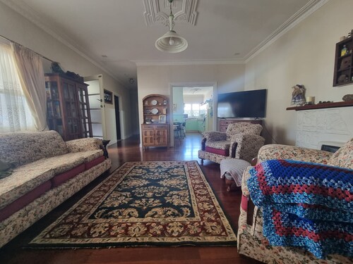 Albert Road Cottage: Comfy, vintage home near water & town