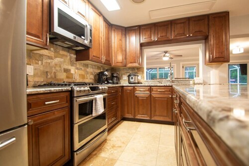 NEW! Waterfront Heated Pool, Kayaks, Fishing Pier.