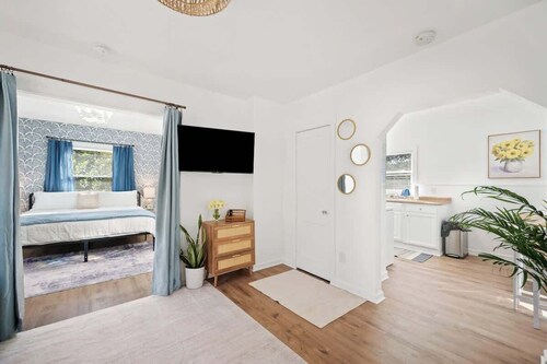 1/1 Affordable Downtown Pet Friendly Home