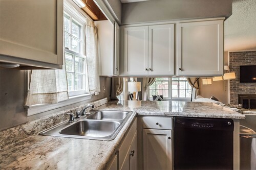 4 BR: 2 King Beds! 5 min from Main Gate, Sleeps 8!