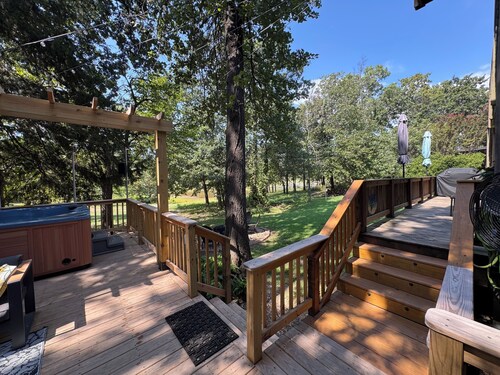 Cozy Waterfront Studio with hot tub in Longtown
