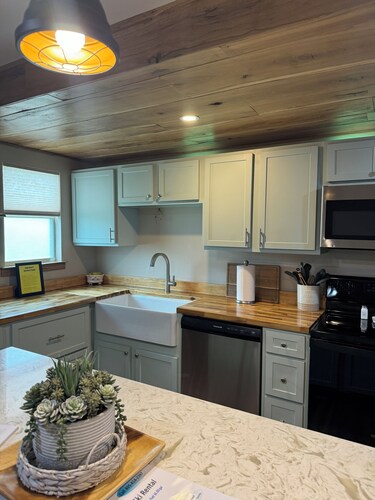 Near Buncombe Creek Marina   exceptionally nice!