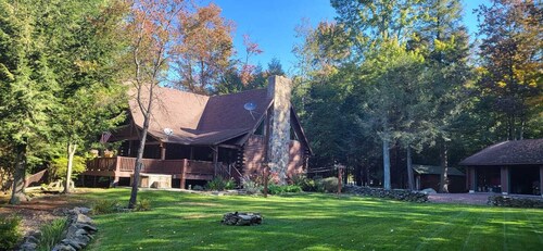 Spectular Cabin on private Lake, 38 acres w hiking trails, fish, swim and kayak.