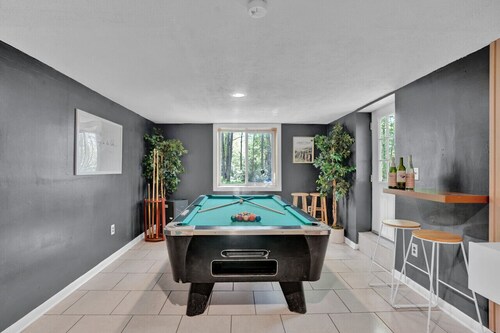 Private Jacuzzi, Firepit, Grill, Backyard entrance to East Lake, Tennis, Basketball, Soccer, Volleyball!