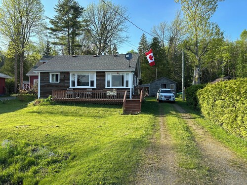 Pet friendly cottage on Skiff Lake