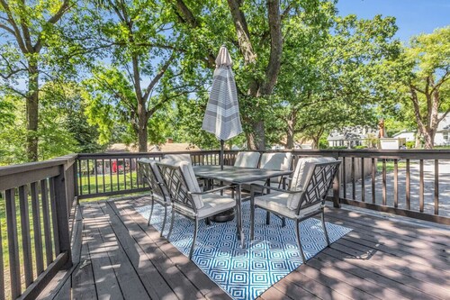 Very Spacious! Game Room, Swing Set, Deck, Yard, Outdoor Fun + Sleeps 16