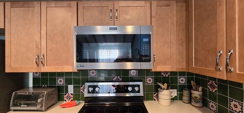 Cozy Condo for 6 with wooded back patio & grill. 1 mile to town square.