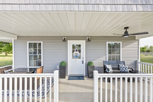 Charming home minutes away from Mark Twain Lake equipped with all amenities.