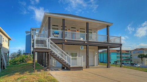 Steps to Beach, Balcony, Ocean View Golf Cart Zone Casa Rosada by Avantstay