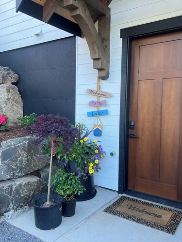 Mossyrock, WA
Charming Retreat with Lake Views!