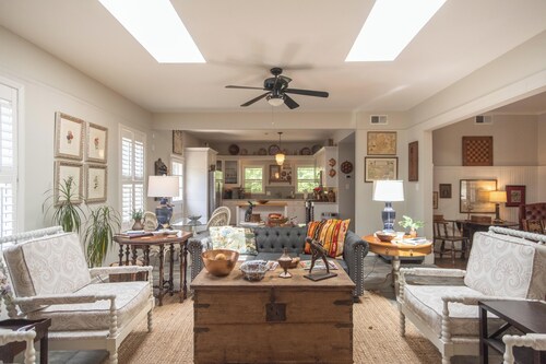 Spacious Central Gardens House and Carriage House